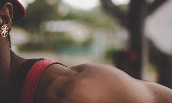 Les chemisiers à épaules dénudées : Comment les porter avec élégance ?