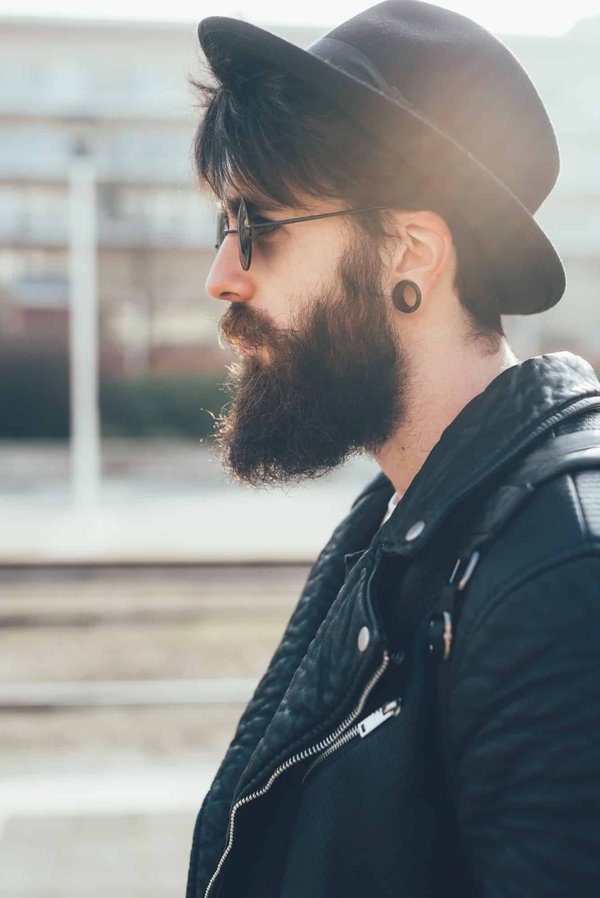 Quelles boucles d'oreilles pour sublimer le style masculin ?