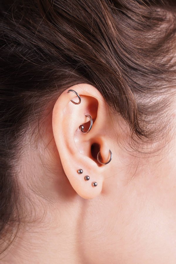 À la découverte du piercing d'oreille : Techniques et tendances