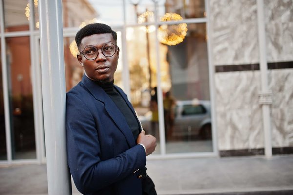 10 accessoires essentiels pour un look glamour au bureau